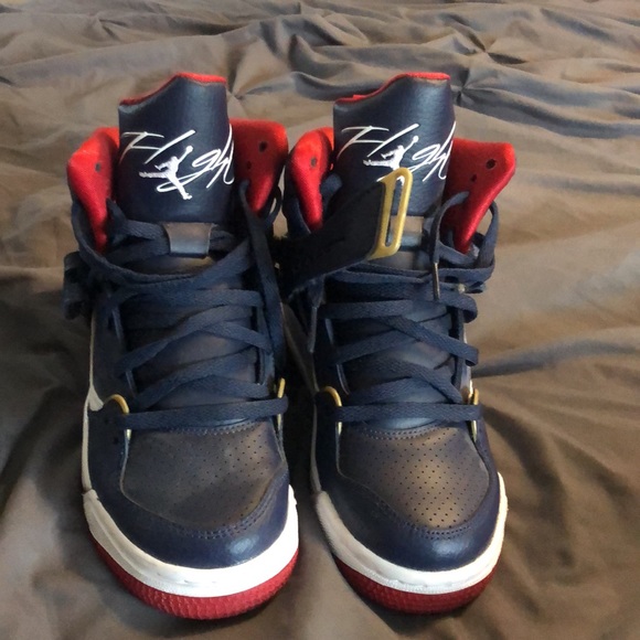 Size 4Y Jordan flight shoes - Picture 2 of 5
